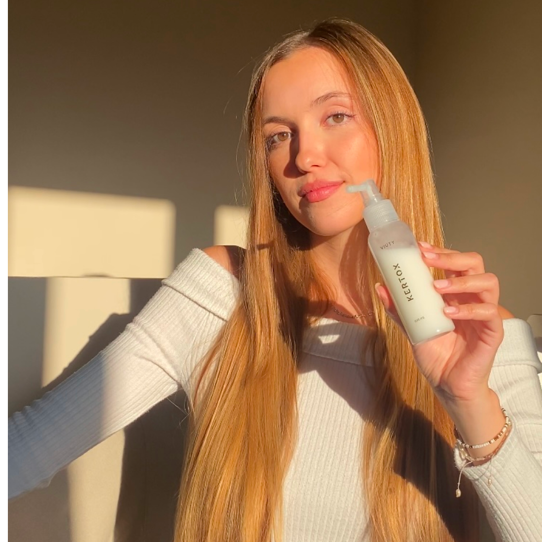 <p>No importa si tu cabello está dañado por tintes, planchas o factores ambientales. </p><p>Kertox ayuda a eliminar el encrespamiento, reparar las puntas abiertas y restaurar el daño acumulado, dejando tu melena suave y saludable.</p><p>Contiene un cóctel de aminoácidos, proteínas y ácido hialurónico que repara sin dañar la fibra capilar.</p>