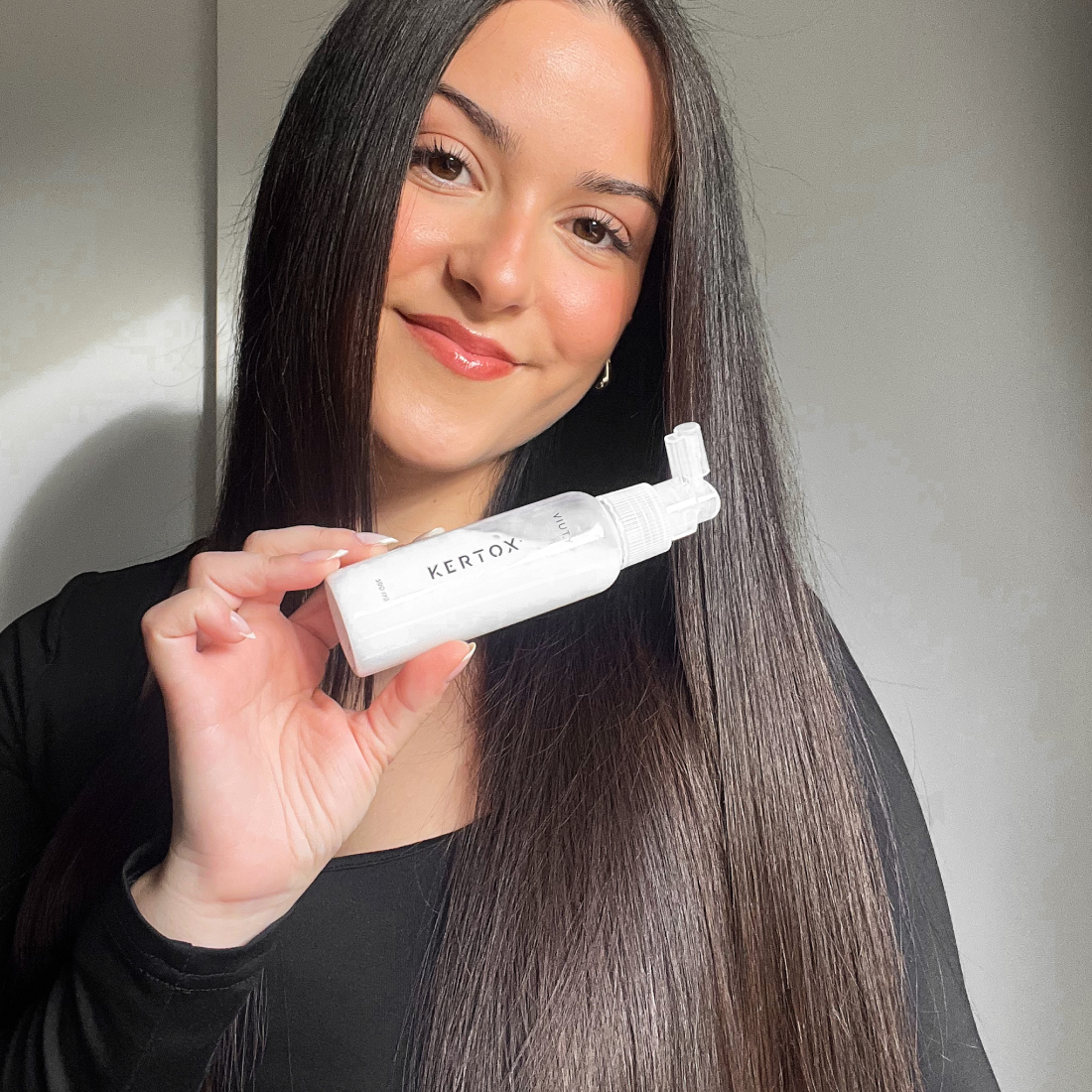 <p>Si tienes el pelo seco y áspero, Kertox lo transformará. Convertirá tu cabello en una melena joven, brillante, súper suave e hidratada,<strong> ¡desde el primer</strong>uso!</p><p>La combinación de activos de orígen vegetal actúa desde la raíz hasta las puntas.
Su fórmula le proporciona nutrientes esenciales a tu cabello, <strong>manteniéndolo suave y radiante durante toda la semana.</strong></p>